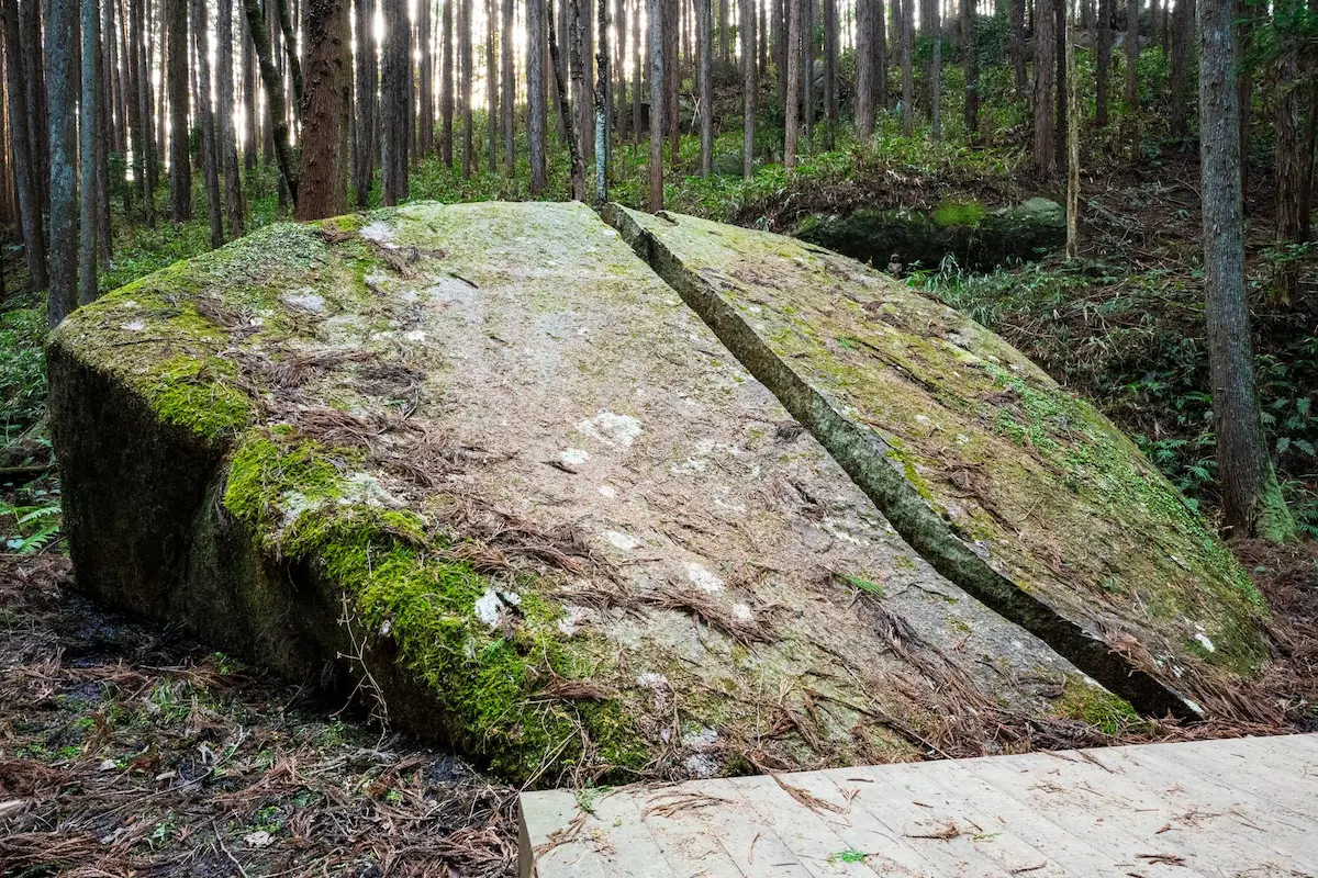 Itto-seki split boulder at Amanoiwatate Shrine, Yagyu Village, Nara — Demon Slayer training rock real life