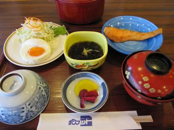 Business Hotel Pocket — Japanese-style breakfast set served at the hotel dining area, featuring rice, miso soup, grilled fish, and side dishes.| Hotel Manga