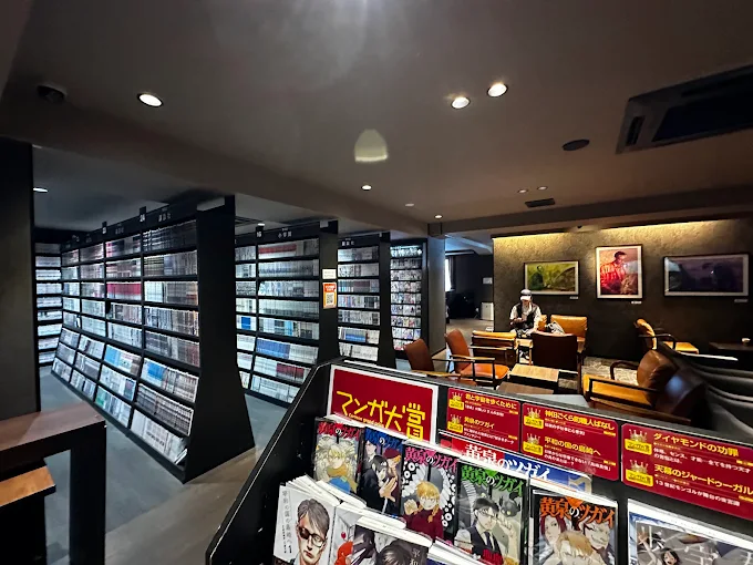 Grancustoma Ueno - Extensive manga library with over 30,000 volumes for guest entertainment.