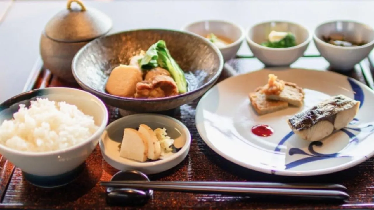 Le Un restaurant interior — Meiji-era dining room