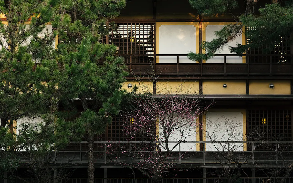 Daimaru Besso 大丸別荘 — traditional wooden entrance gate and stone pathway leading through the Japanese garden in Futsukaichi Onsen. | Hotel Manga