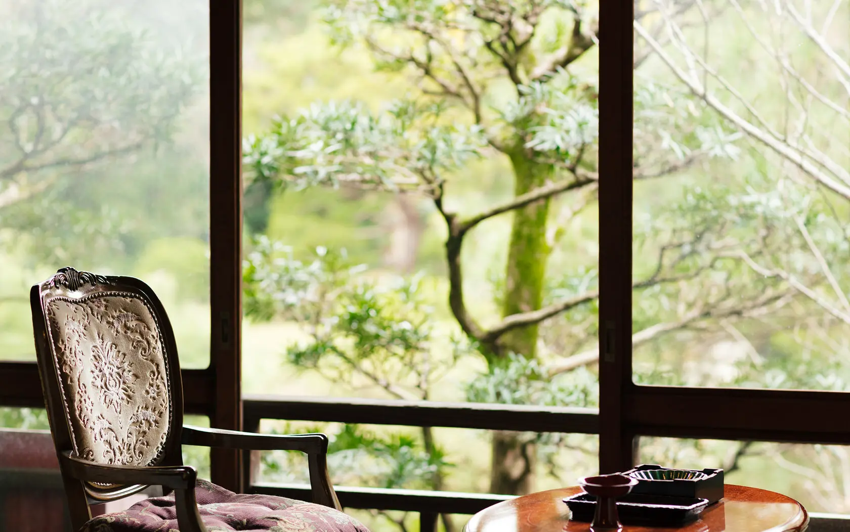 Daimaru Besso 大丸別荘 — Heian-tei guest room with tatami floor, shoji screens, seasonal textile accents and garden view. | Hotel Manga