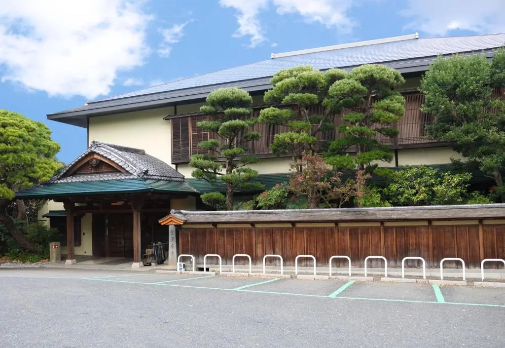 Daimaru Besso 大丸別荘 — historic traditional Japanese ryokan set among manicured gardens in Futsukaichi Onsen, Chikushino, Fukuoka Prefecture. | Hotel Manga