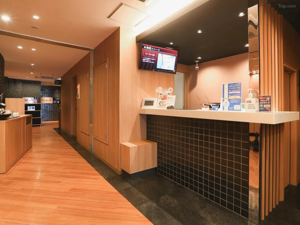 Manga library at Dormy Inn Express Meguro Aobadai — shelves of manga volumes available to guests