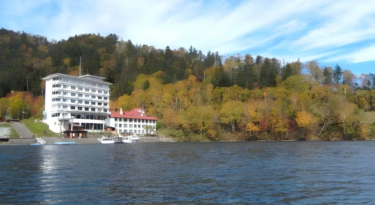Shikaribetsu Kohan Onsen Hotel Fusui on the shore of Lake Shikaribetsu Hokkaido — Daisetsuzan National Park lake view