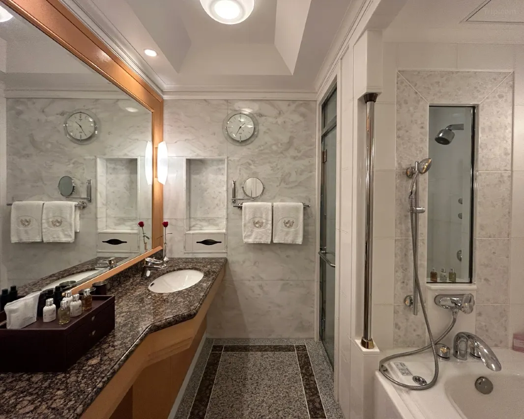 Imperial Hotel Tokyo — Experience ultimate relaxation and luxury. This spacious bathroom features a walk-in shower, a large soaking tub, and a double vanity. Indulge in premium amenities and impeccable service during your stay at the Imperial Hotel Tokyo. Book your Tokyo luxury hotel experience now!