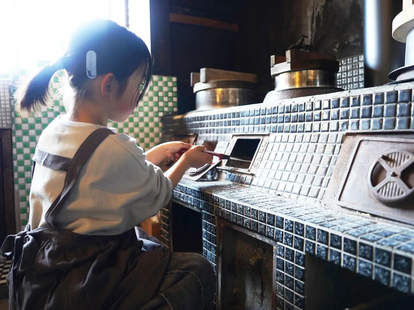 Shigaraki ceramic round bath at Magokoro — large deep tub with cedar lid, private bathroom in old kominka