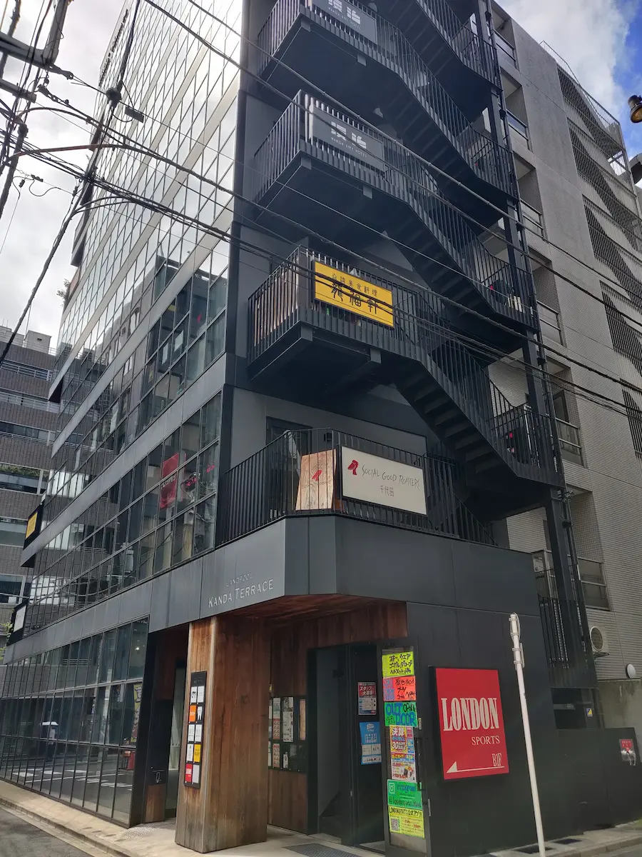 Capsule bed with curtain