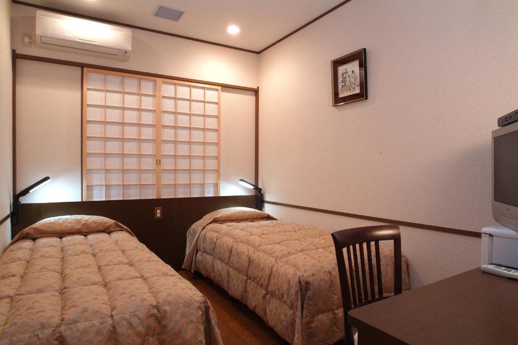Yokohama Minatomirai Manyo-Club - Comfortable Western-style twin room with traditional Japanese touches.