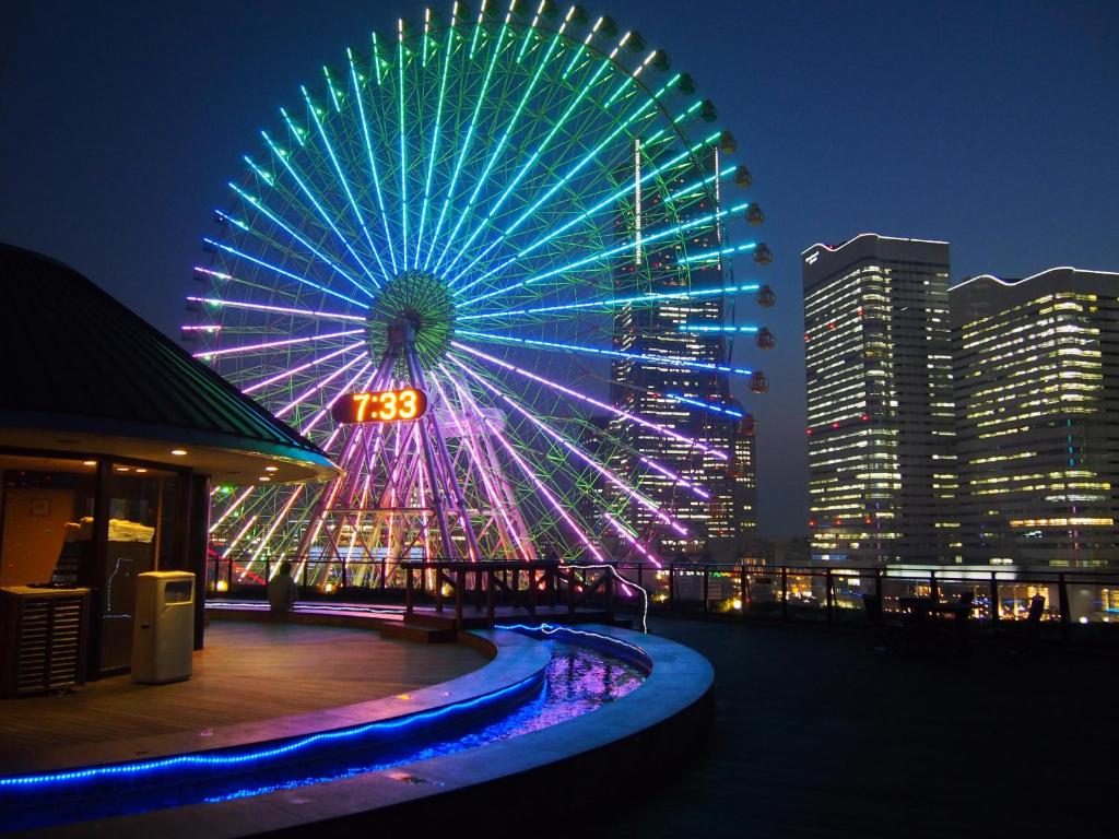 Yokohama Minatomirai Manyo-Club at night with the Cosmo World Ferris wheel and Yokohama Bay in the background