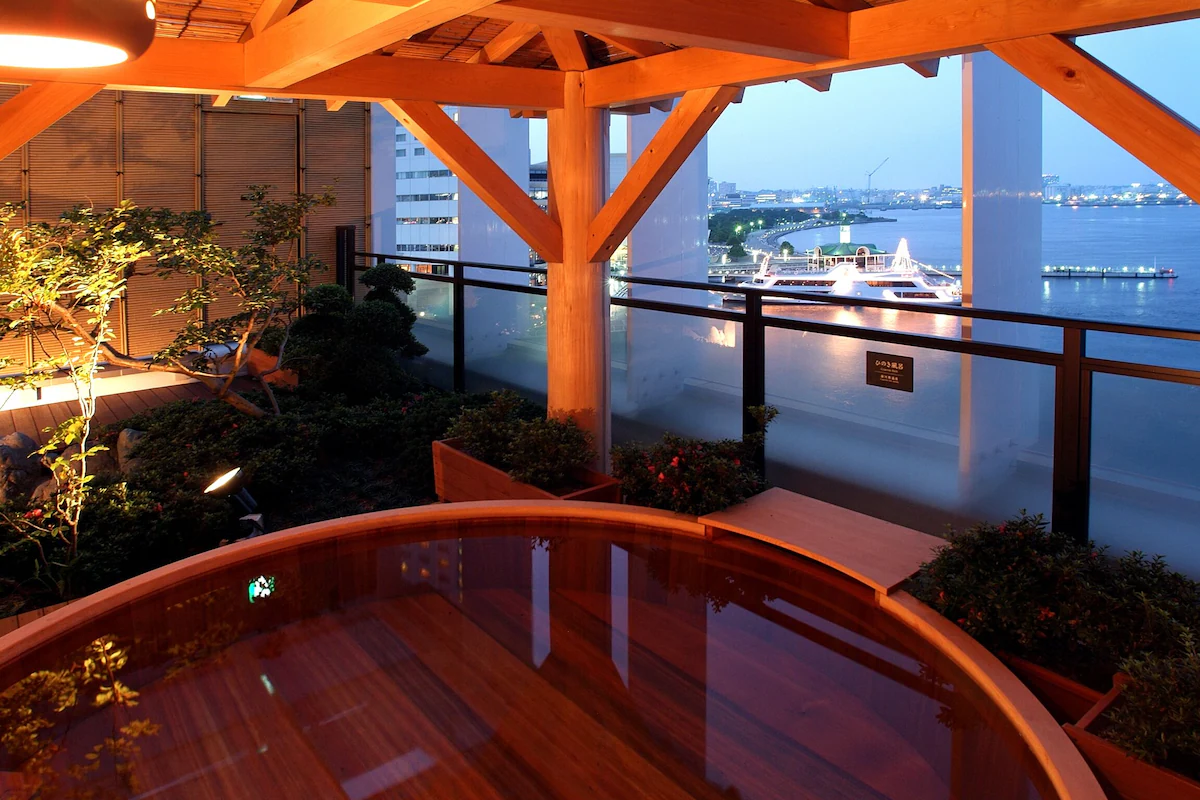 Manyo-Club relaxation room and reading area — manga corner with reclining chairs in yukata