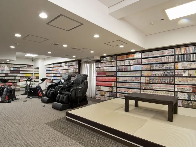 The 15,000-volume comic room at Niigata Daiichi Hotel