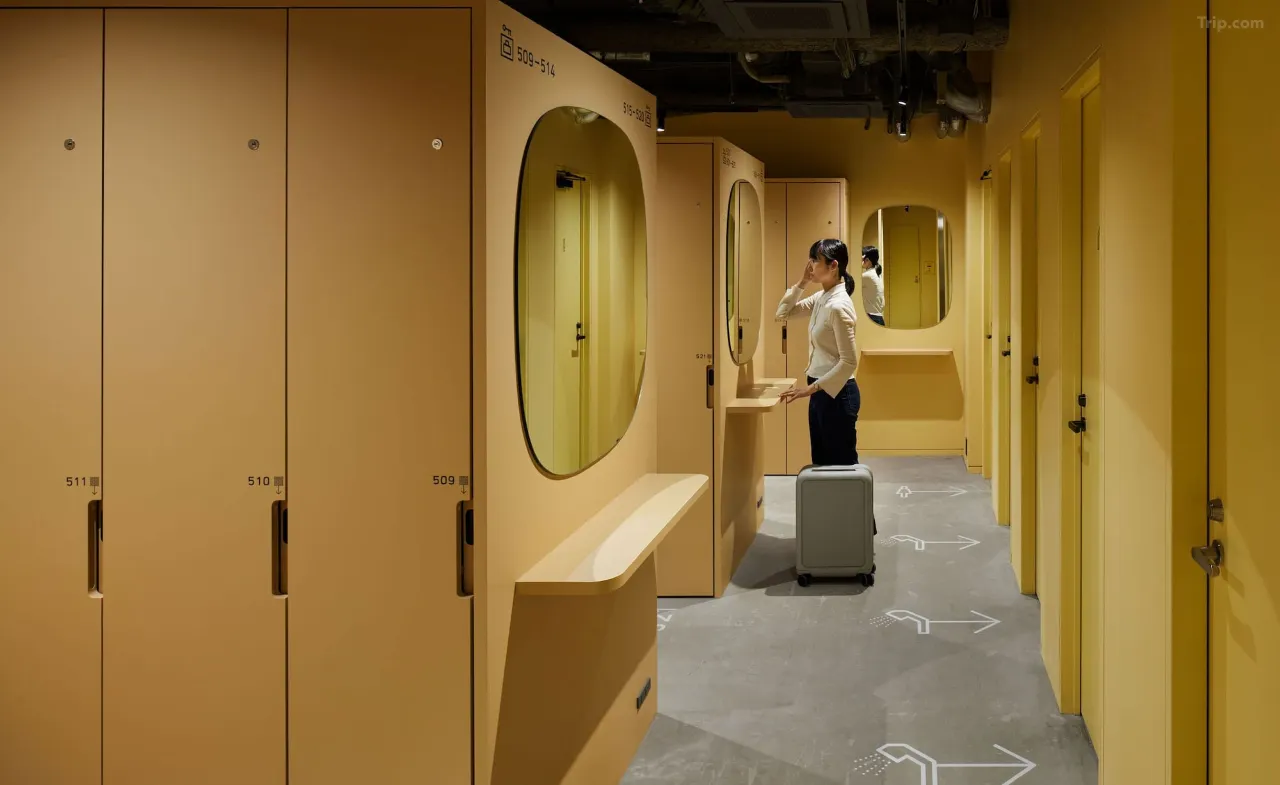 Cocoon-shaped capsule pod