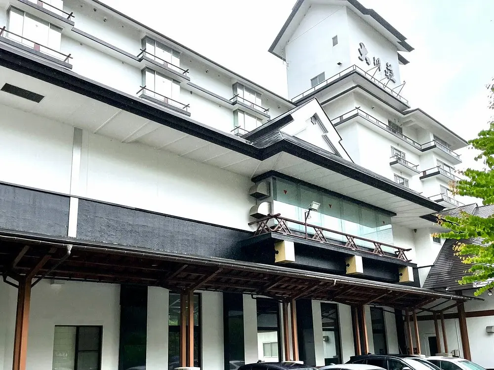 The floating stage and atrium lobby of Ashinomaki Onsen Ookawaso