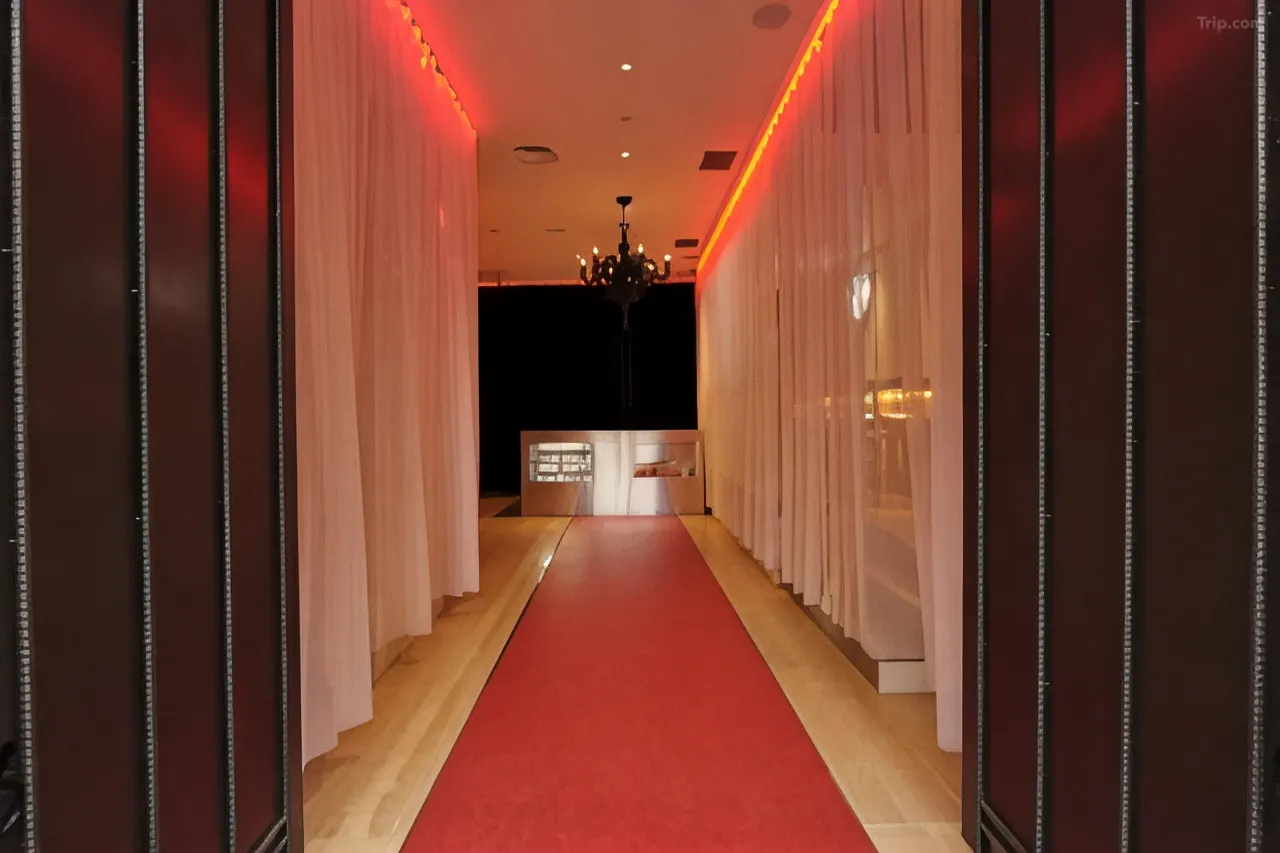 Shibuya Hotel En — Manga floor corridor