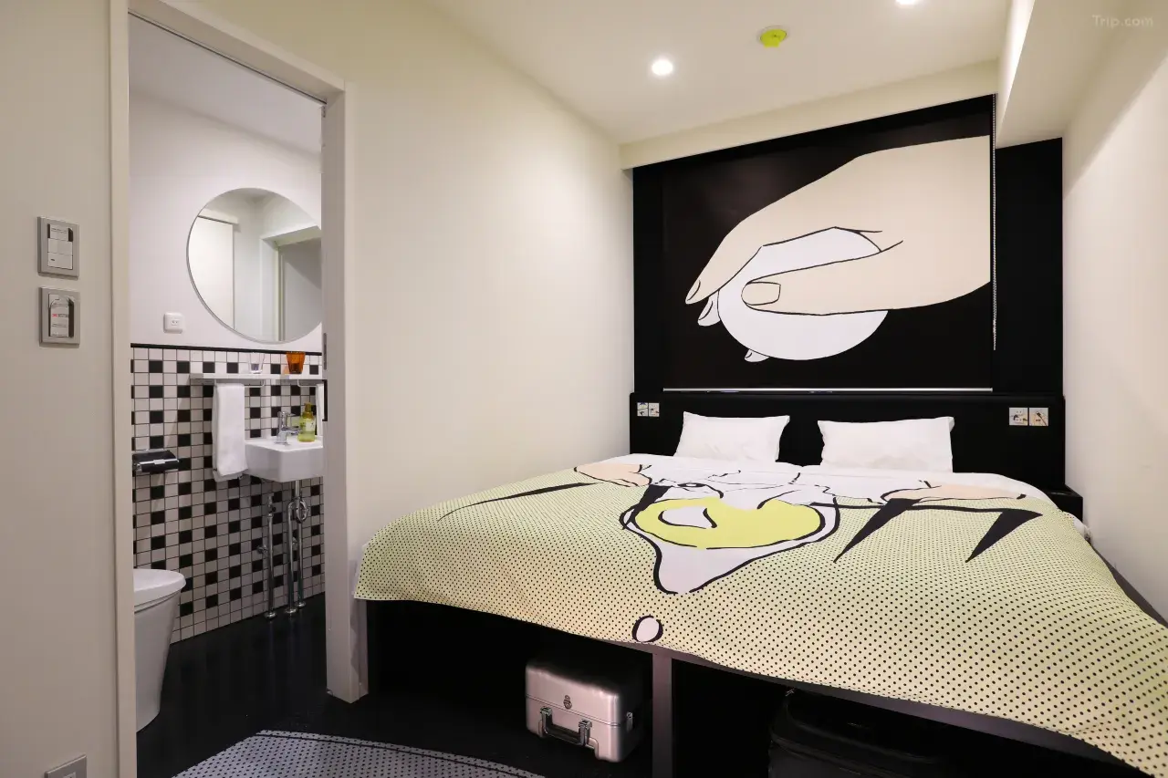 Hotel Tavinos Hamamatsucho manga room — pop-art breakfast-themed panels covering walls and furniture