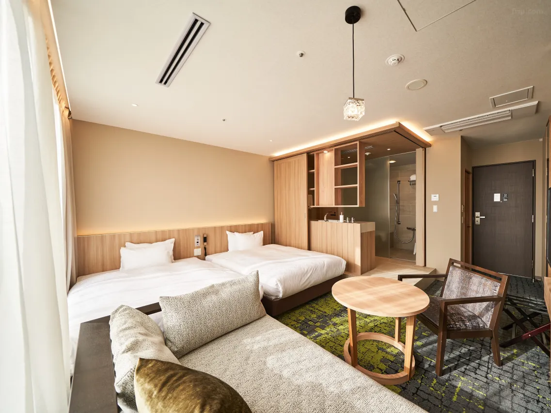 Spacious ground floor lounge with 116 seats